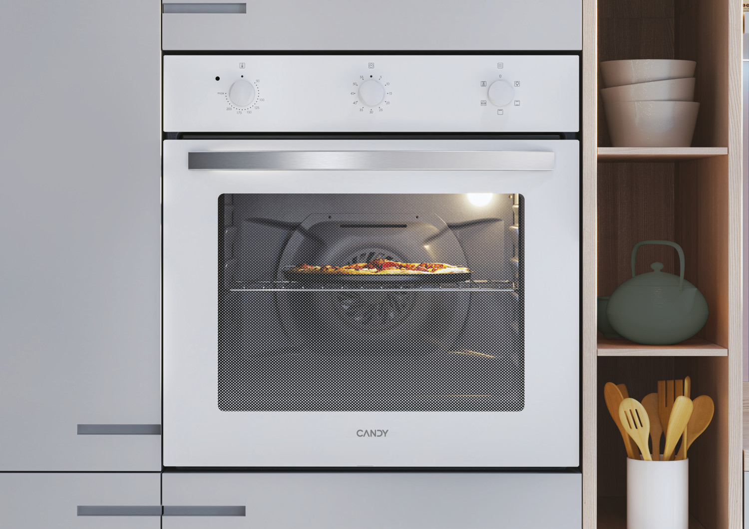 Una pizza cuoce in un forno bianco con interno illuminato. Accanto, uno scaffale in legno con ciotole e teiera.