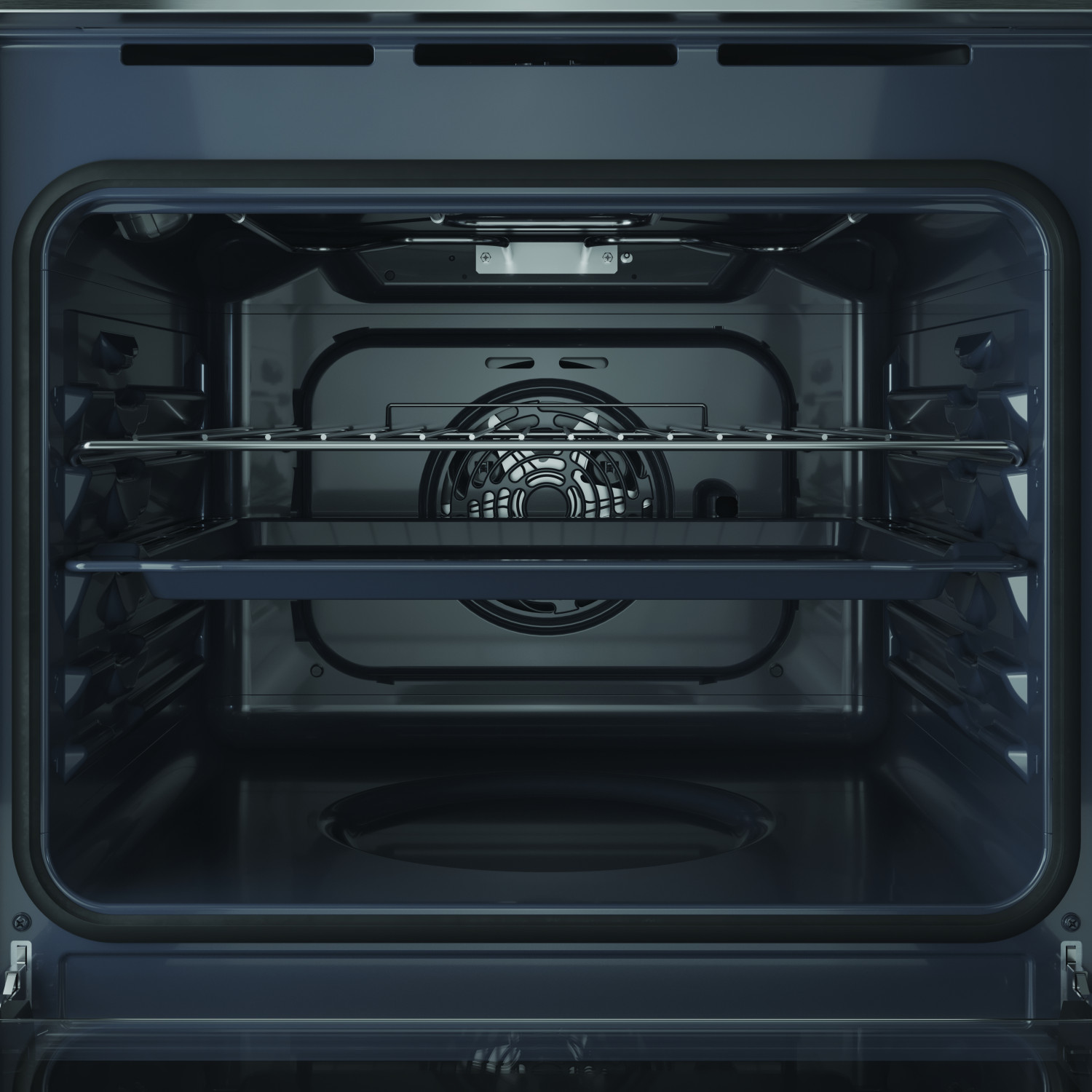 Interno di un forno moderno con due griglie e una griglia del ventilatore.