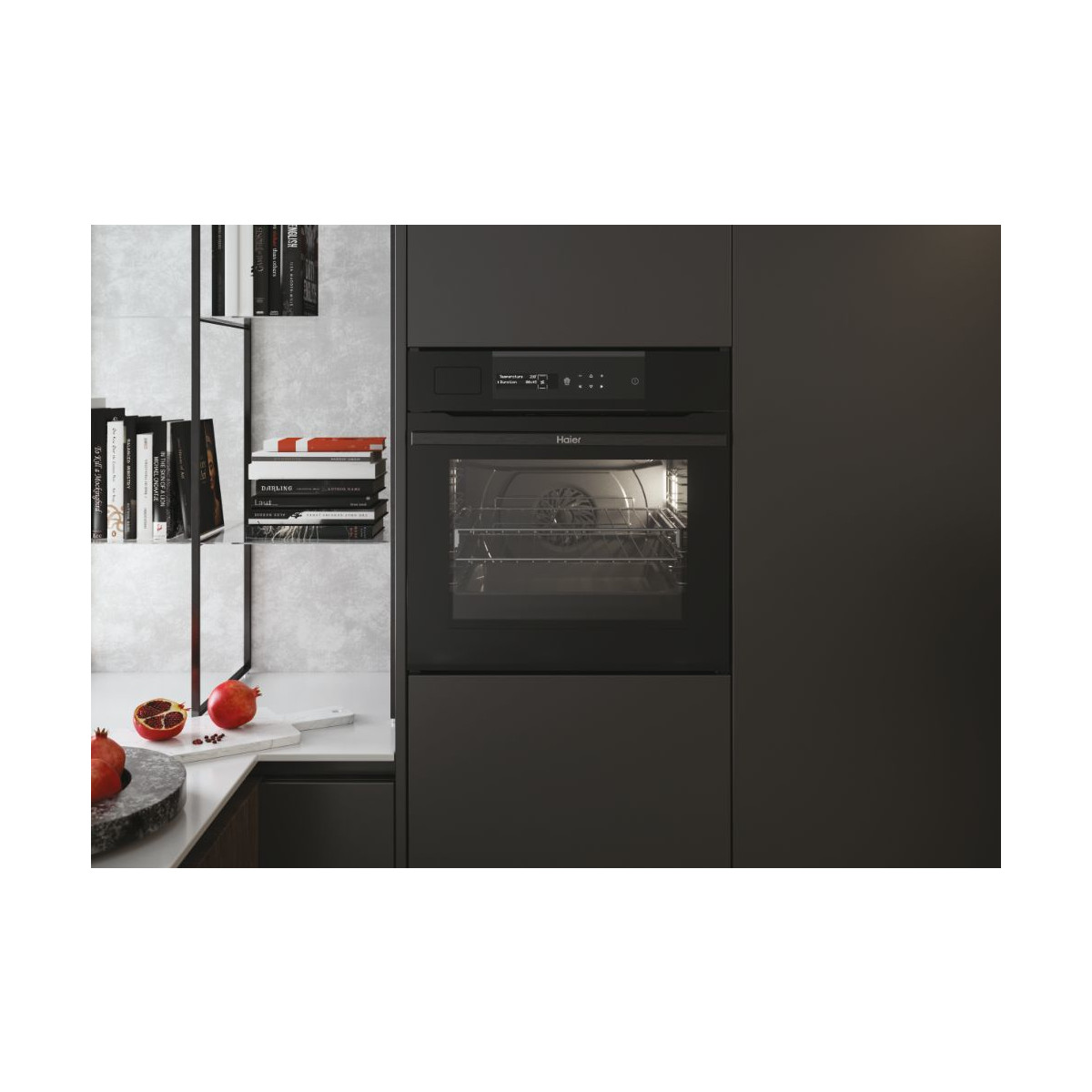 Un moderno forno nero con display digitale e vano aperto.