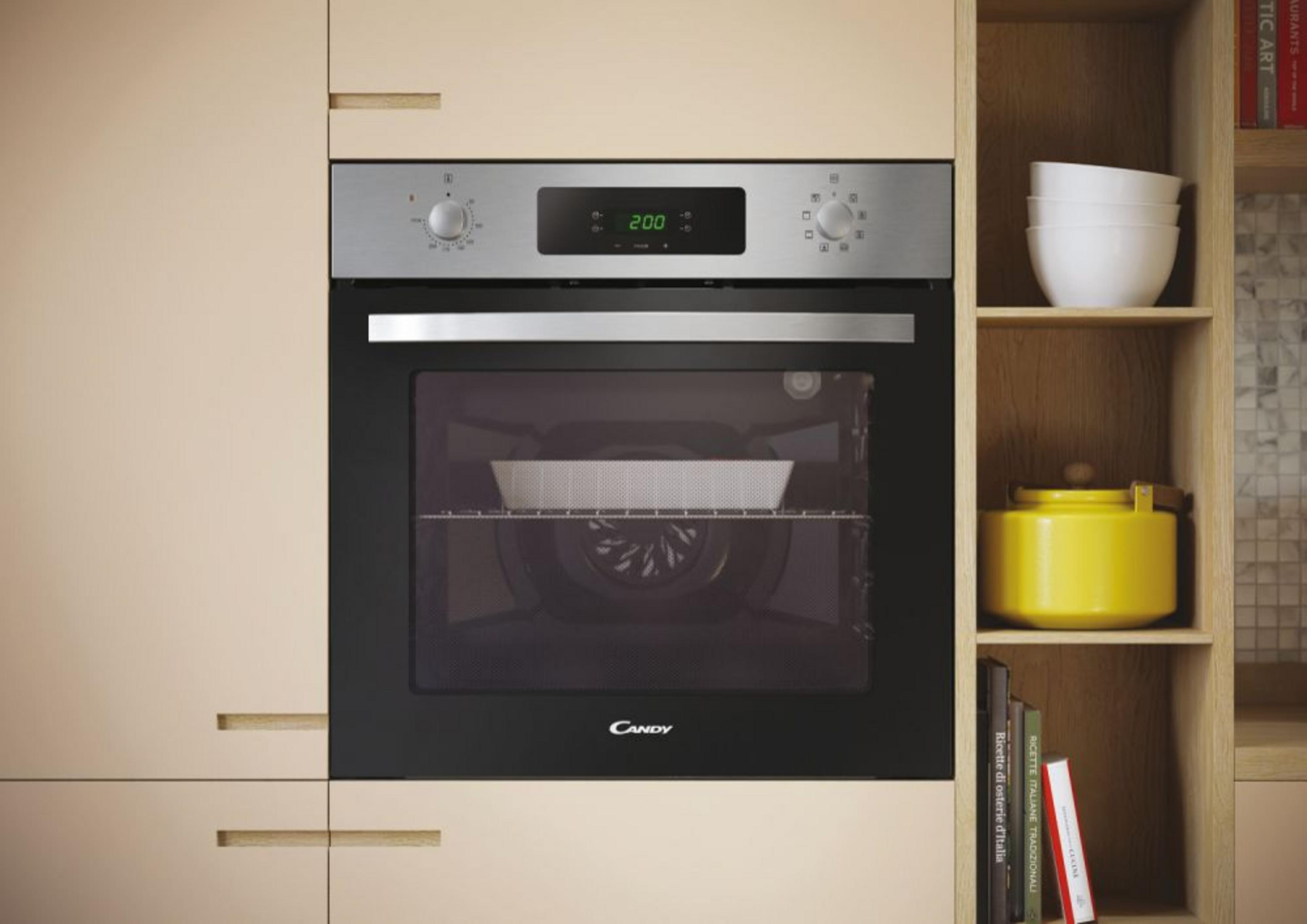 Un horno empotrado con detalles de acero inoxidable y pantalla digital que muestra 200 grados.