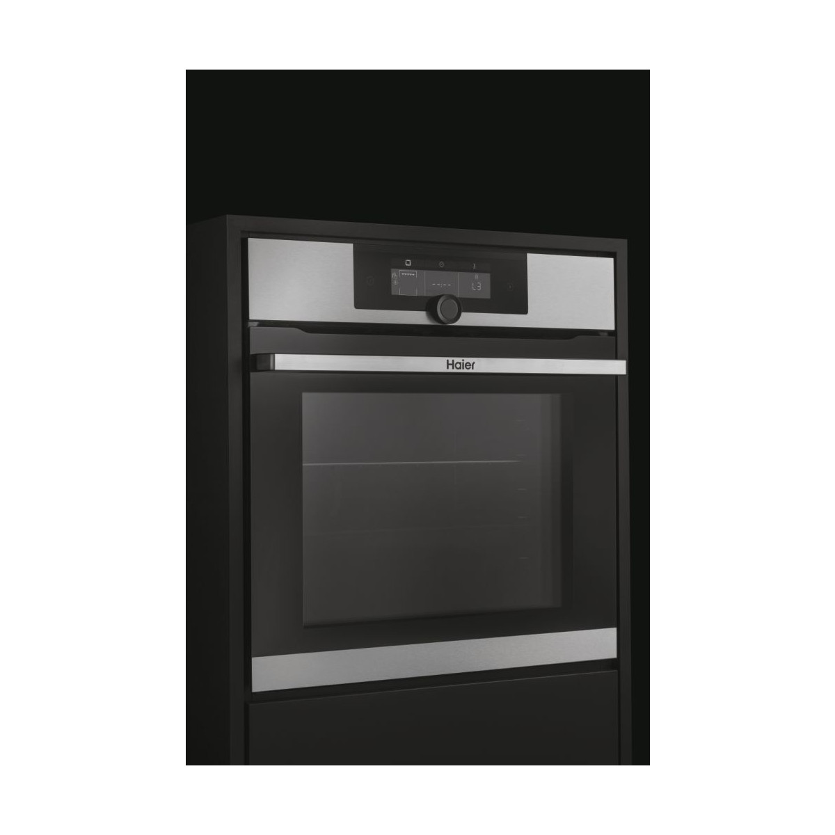 Un moderno forno Haier con pannello di controllo touch e porta in vetro.