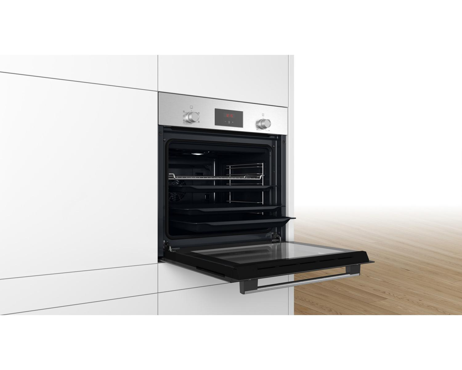 Forno da incasso moderno con frontale argento e porta aperta.