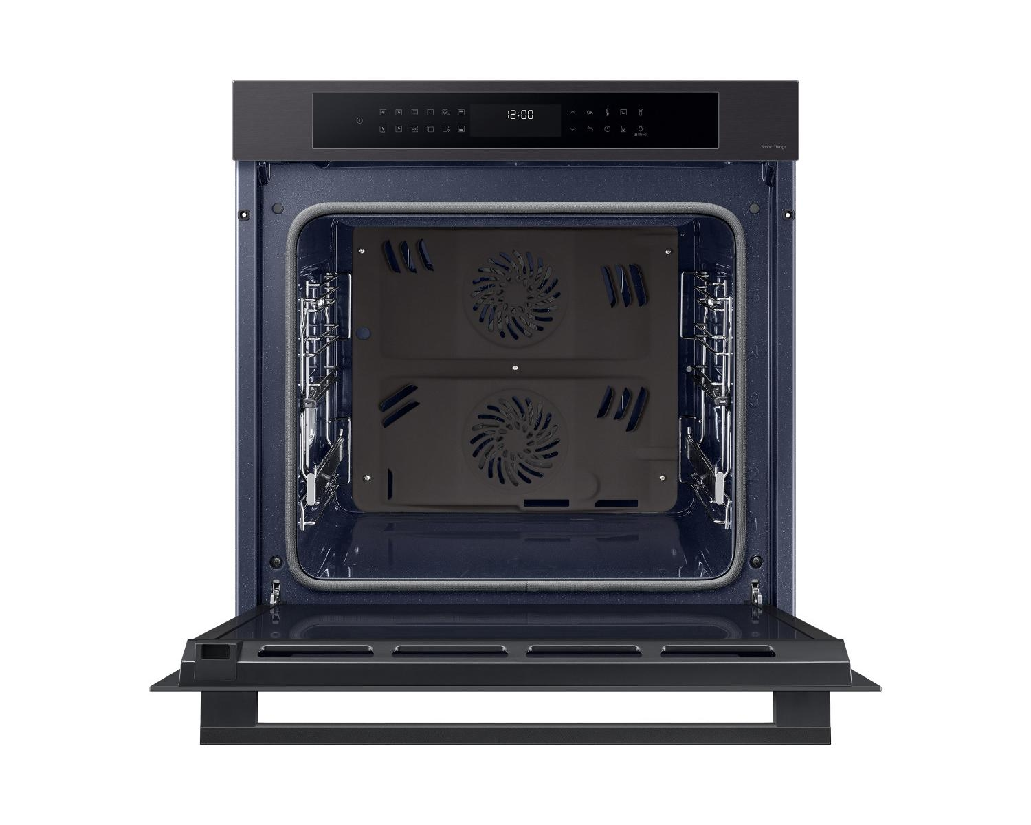 Interno forno blu scuro aperto con display digitale e griglie. Sfondo bianco.