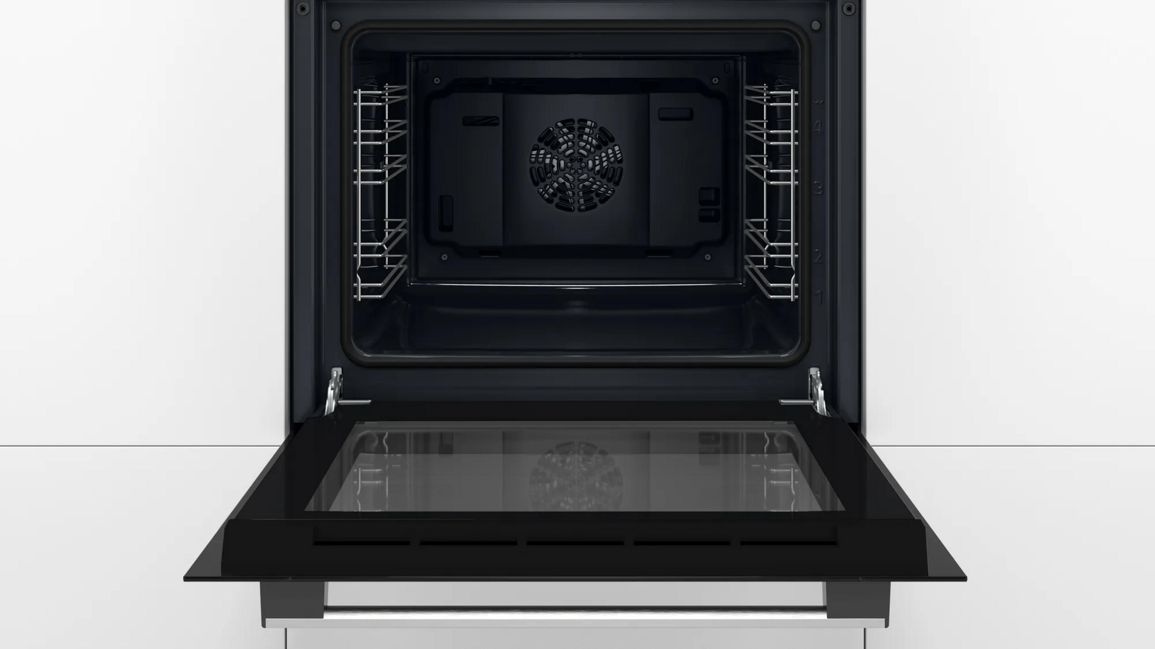 Un four ouvert avec porte noire et façade en verre. Ventilateur et grilles visibles à l'intérieur.