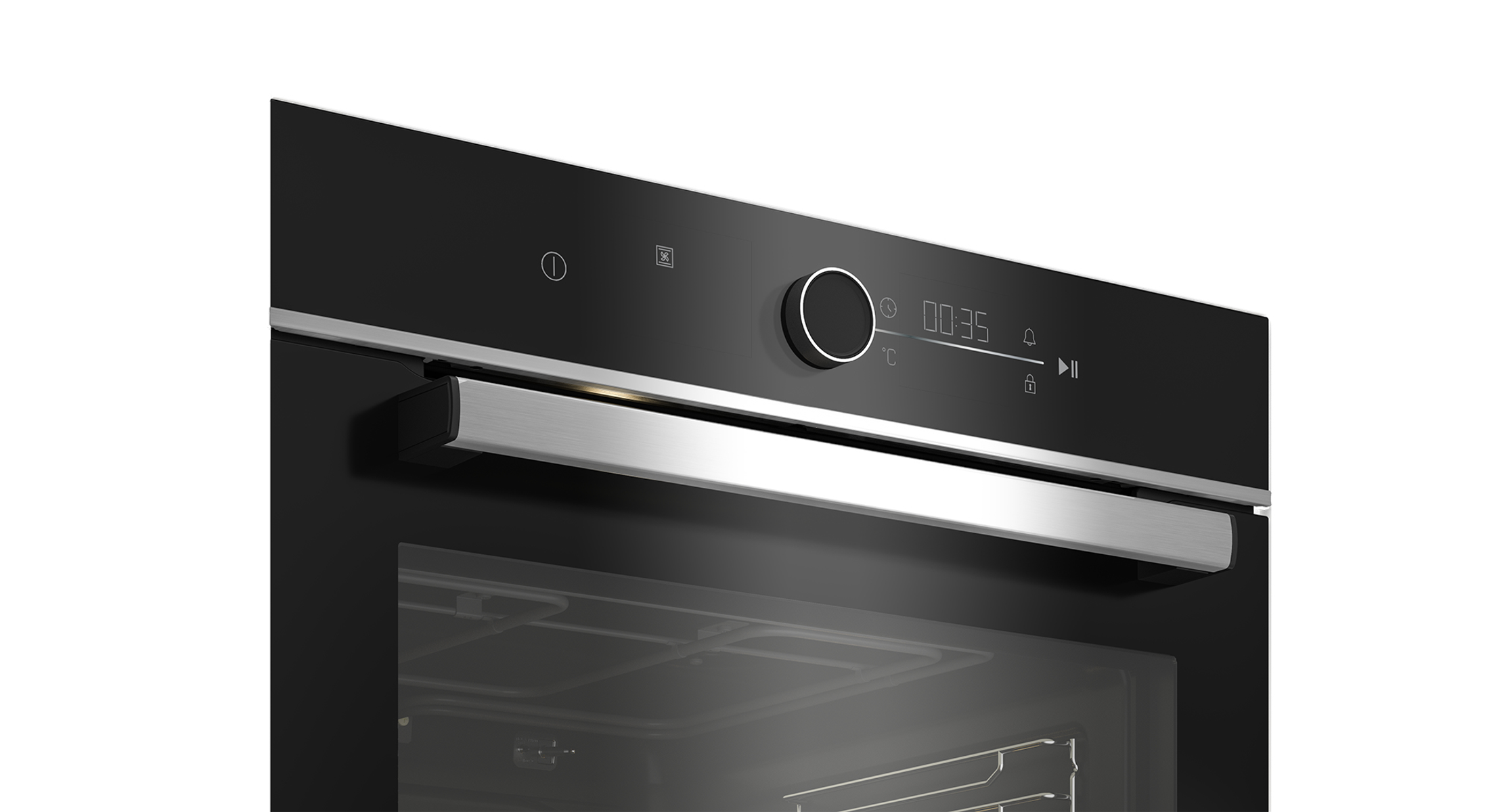 Primo piano di un forno nero con manico argentato e display digitale.