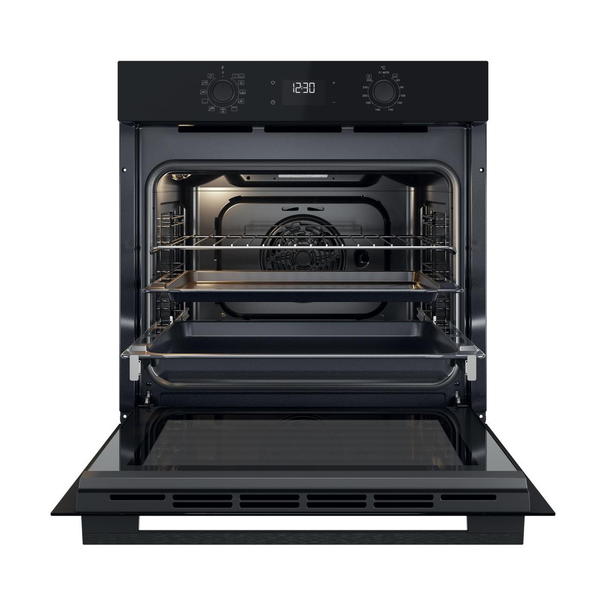 Un moderno forno nero con porta aperta, che mostra l'interno con griglie.