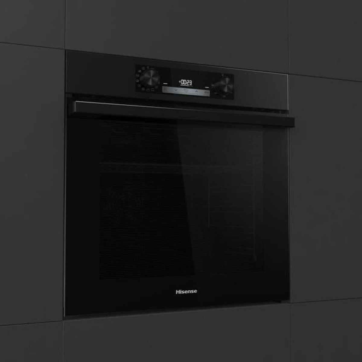 Un moderno forno Hisense nero con display digitale e manopole.