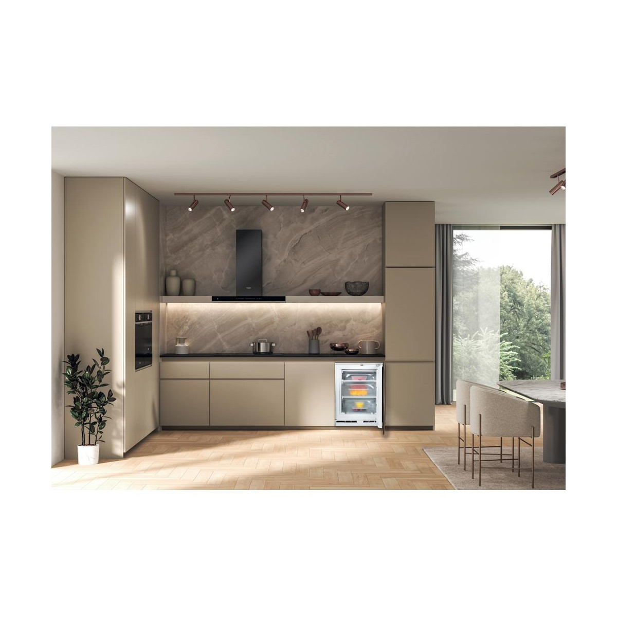 Una cucina moderna con mobili marrone chiaro, cappa nera e mini frigorifero bianco.