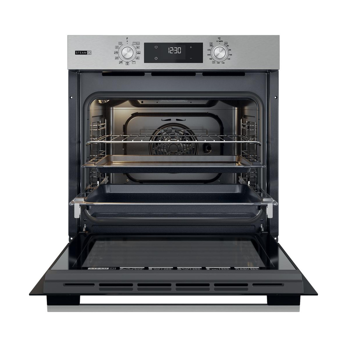Un moderno forno da incasso con finitura in acciaio inox, aperto mostra due griglie e una ventola.