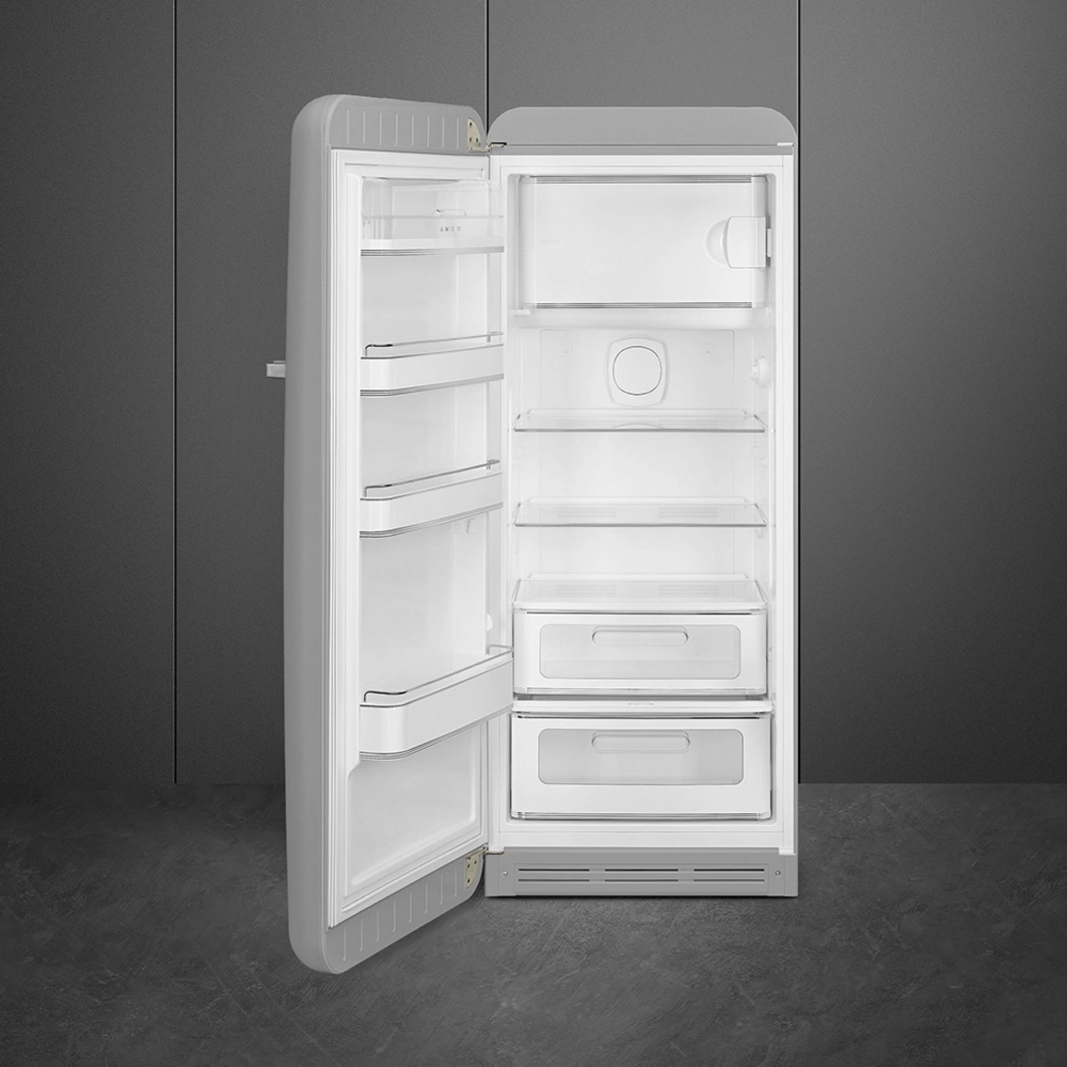 Un frigorifero di colore chiaro con la porta aperta, interno vuoto e illuminato.