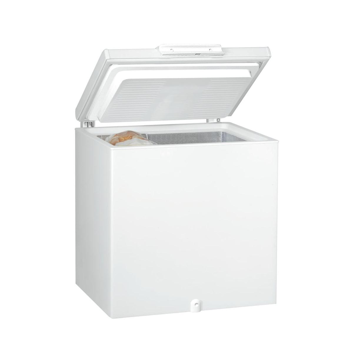 Congelatore a pozzetto bianco con coperchio aperto, pieno di cibo.