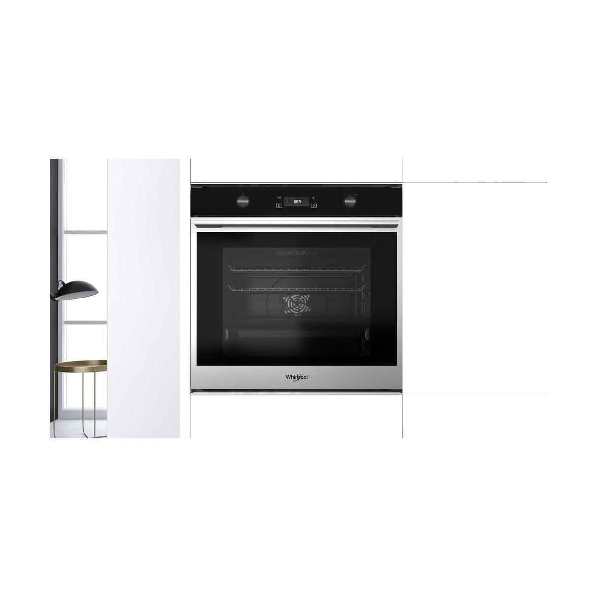 Un moderno forno in acciaio inox con display digitale e finestra.
