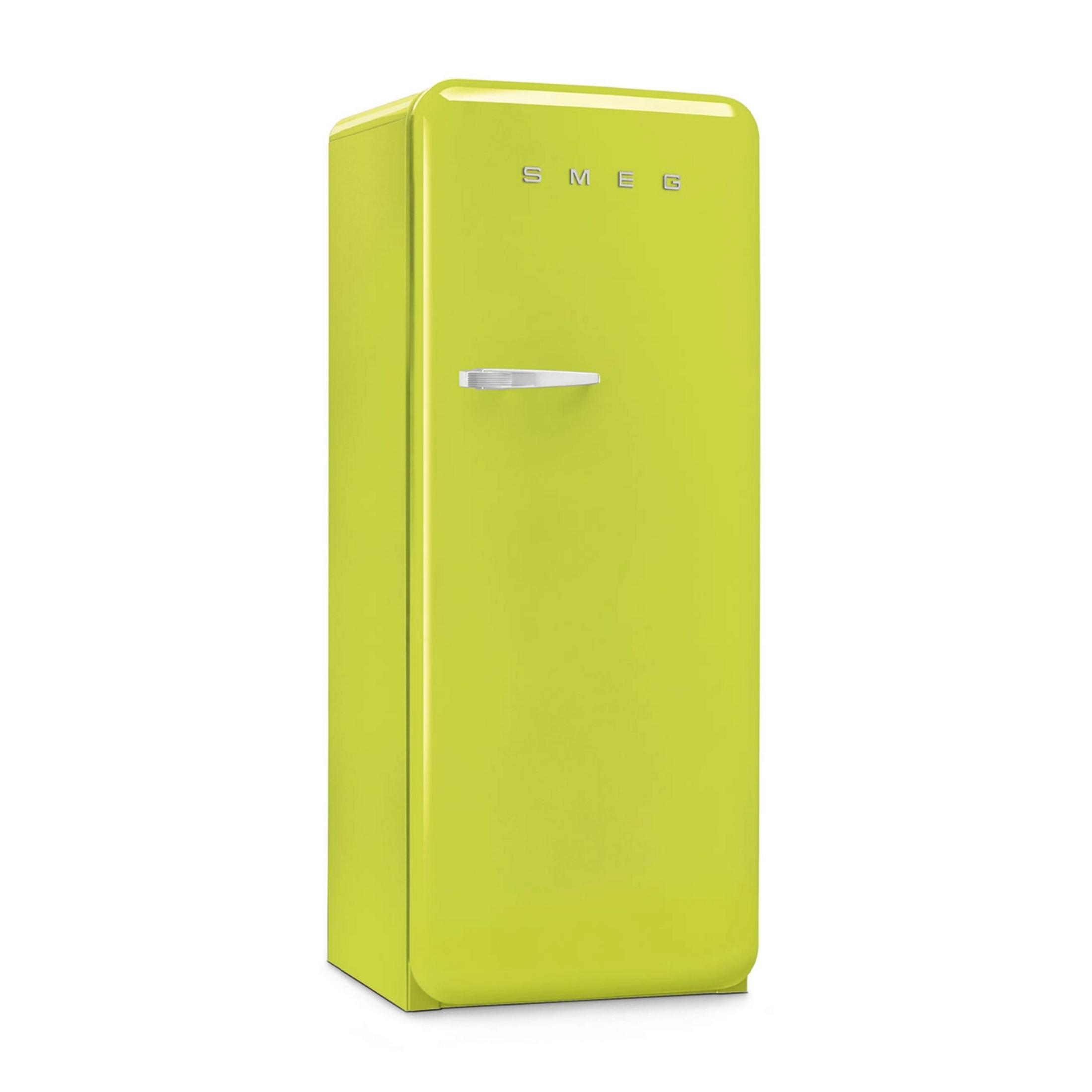 Un frigorifero verde lime con maniglia argentata e logo SMEG.