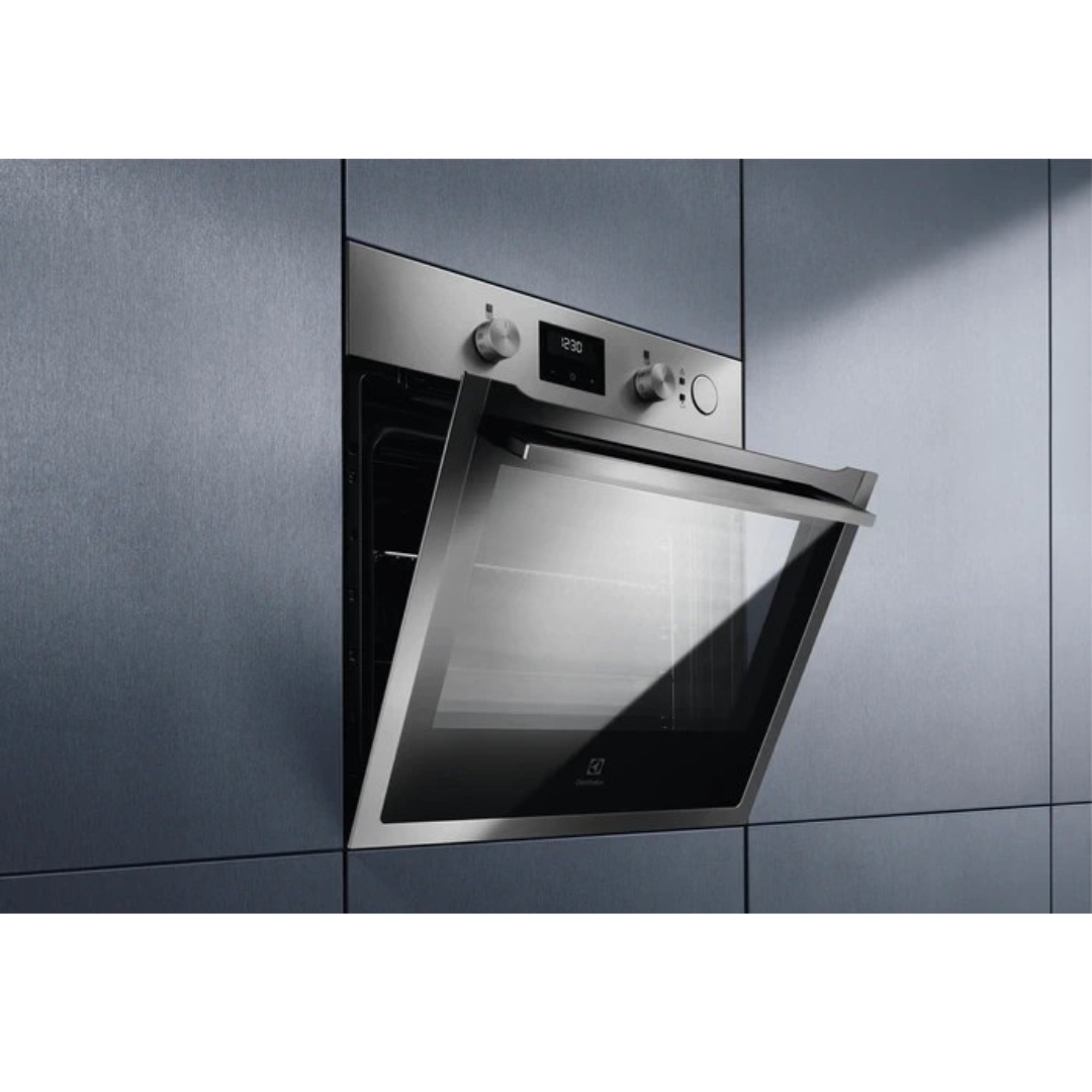 Un moderno forno da incasso in acciaio inox con porta leggermente aperta.