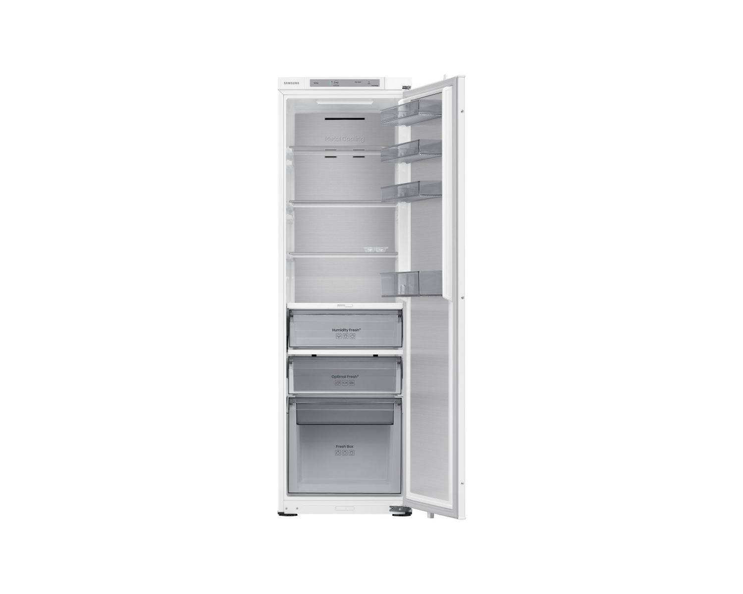 Frigorifero Samsung bianco aperto con più ripiani e cassetti. Dispone di 'Metal Cooling'.