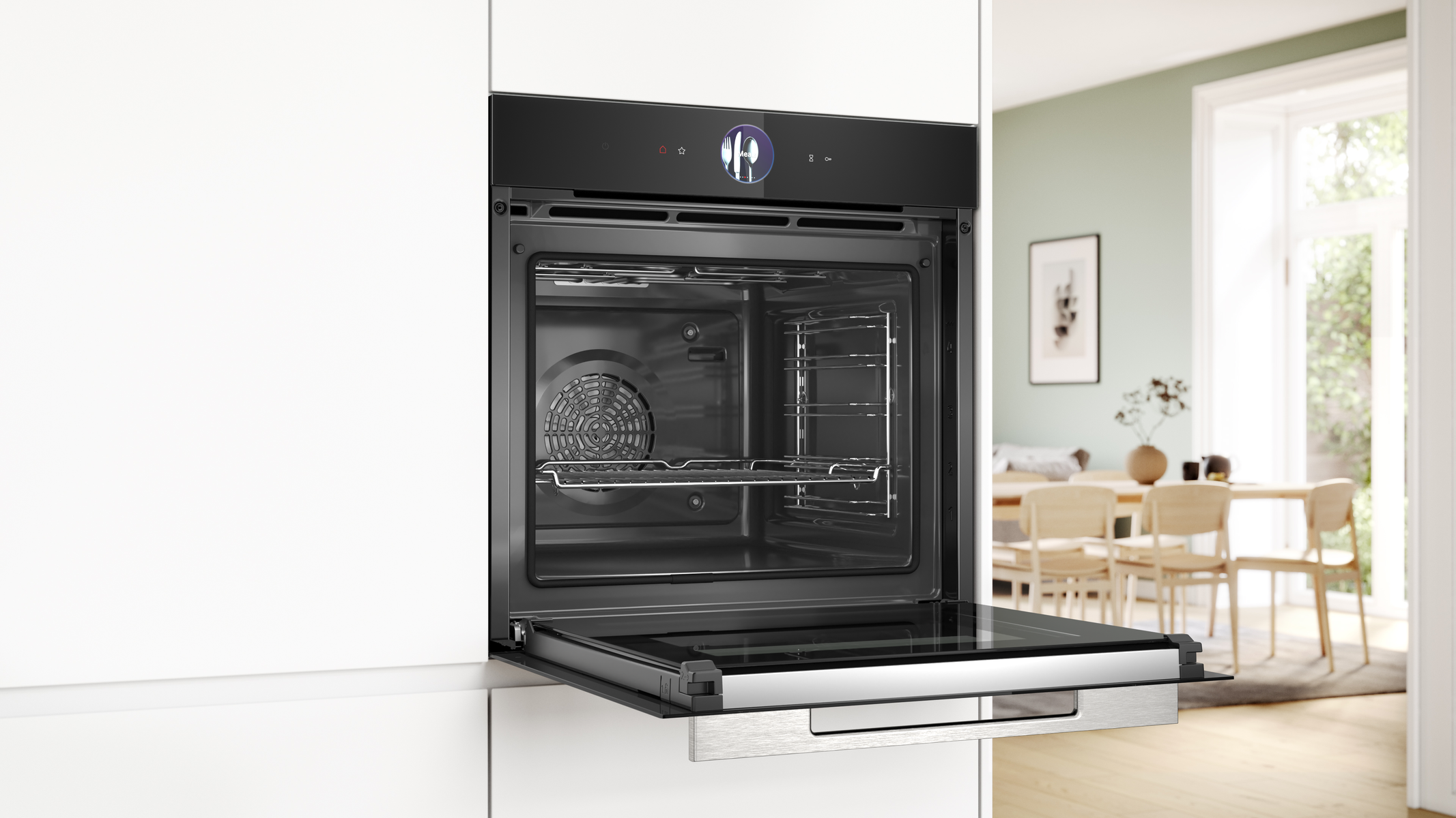 Un forno da incasso moderno con porta aperta, accanto a una zona pranzo con tavoli e sedie in legno.