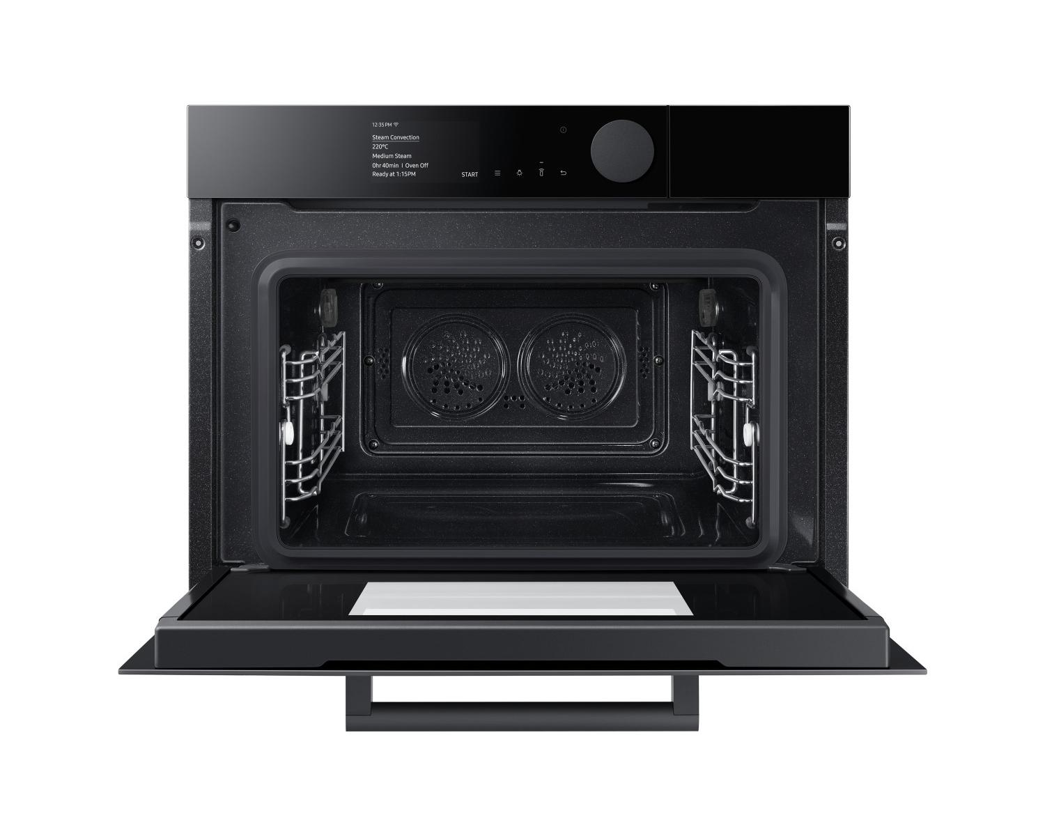 Interno forno nero aperto con griglie, display digitale mostra impostazioni convezione vapore.