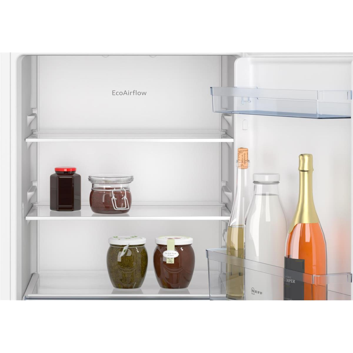Interno frigorifero con barattoli di marmellata, salsa e bottiglie di liquido sugli scaffali.
