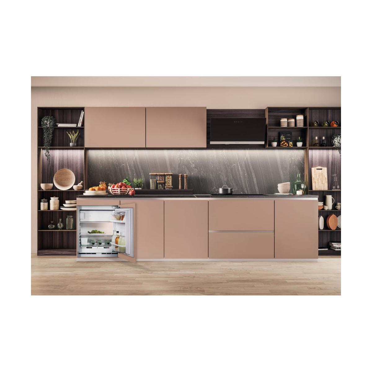 Cucina moderna con pensili a giorno, elettrodomestici e isola.
