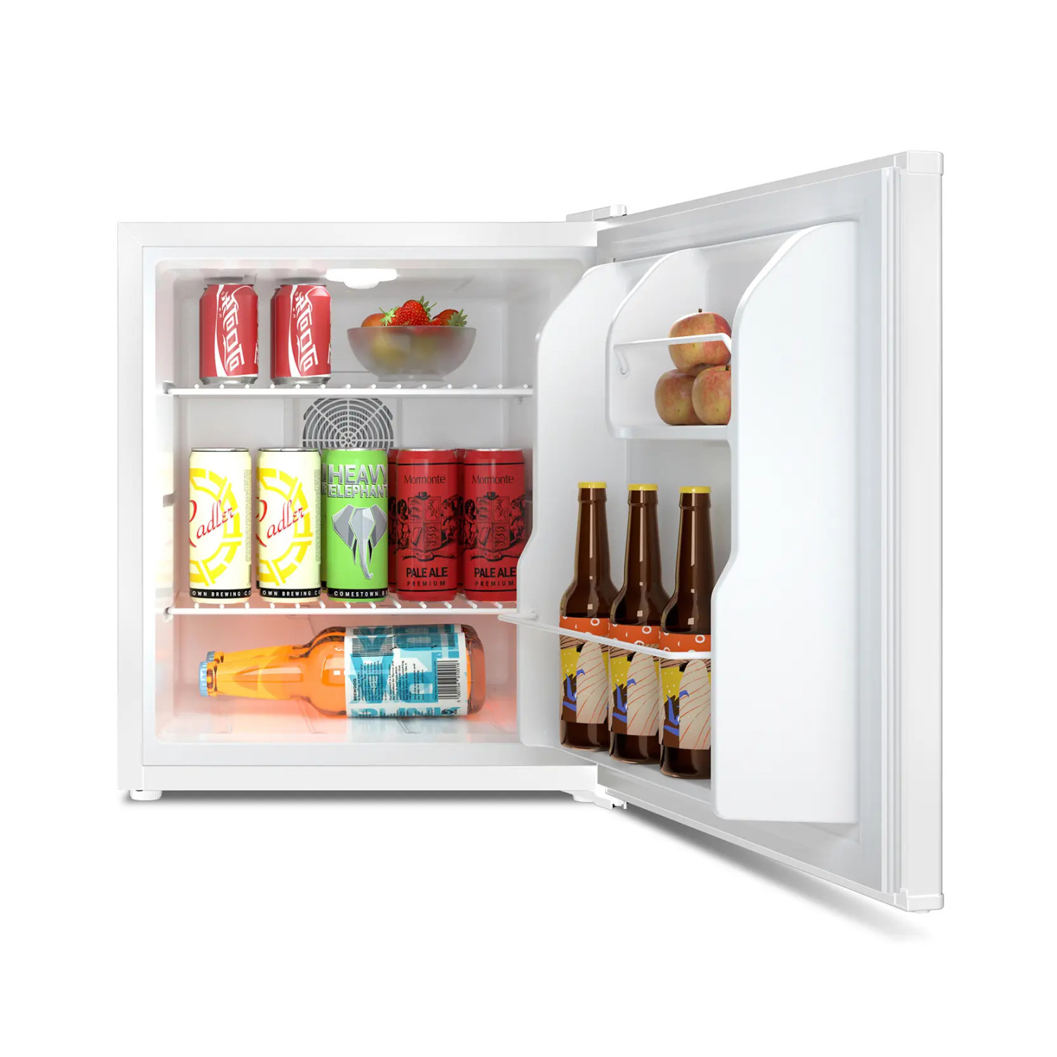 Mini-frigo aperto con bevande e frutta. Due lattine rosse, fragole, lattine e bottiglie.