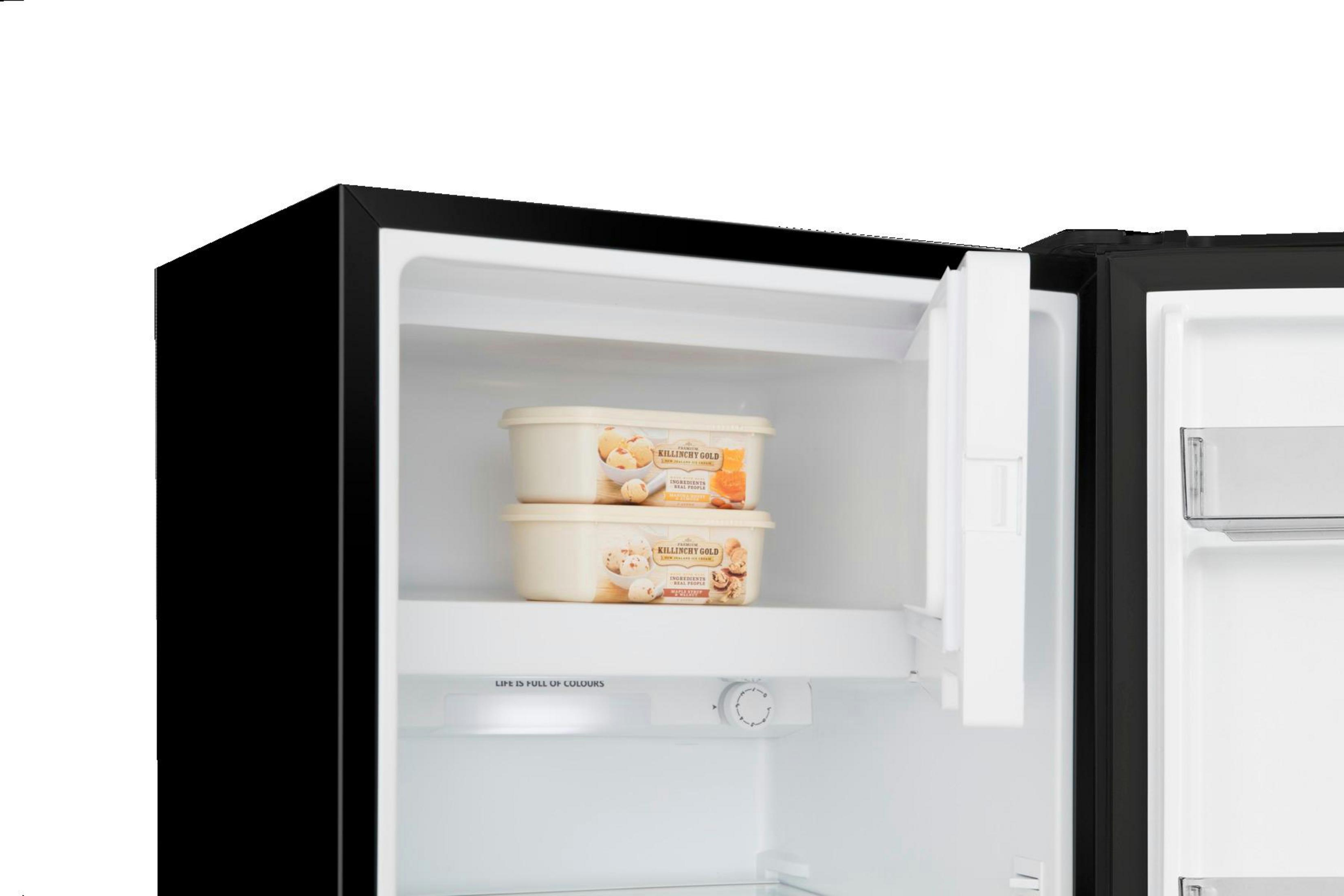 Zwei Eispackungen im Kühlschrank. Die obere hat ein Bild von Kürbiskugeln.
