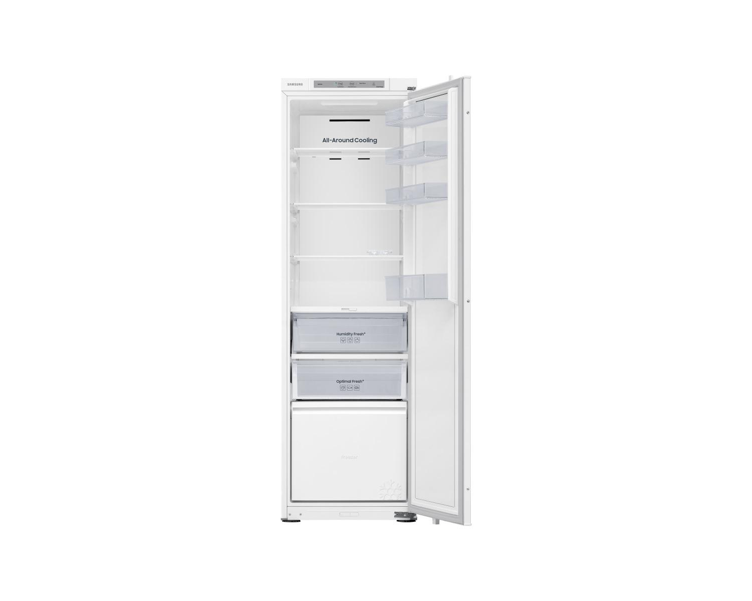 Frigorifero Samsung bianco aperto con ripiani, cassetti e scomparti porta.