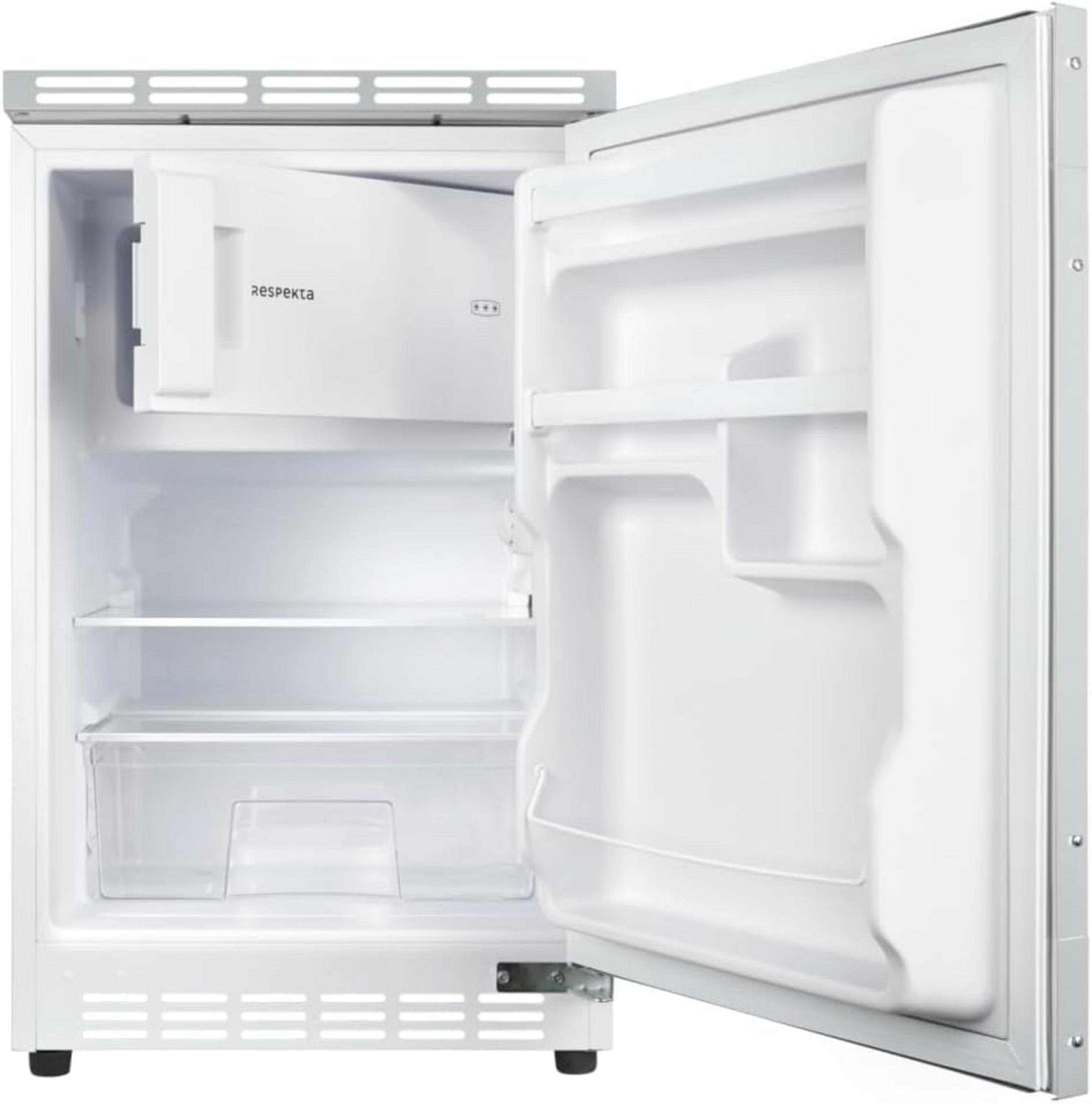 Ein weißer Kühlschrank mit offener Tür, innen mit Regalen und einer Schublade.