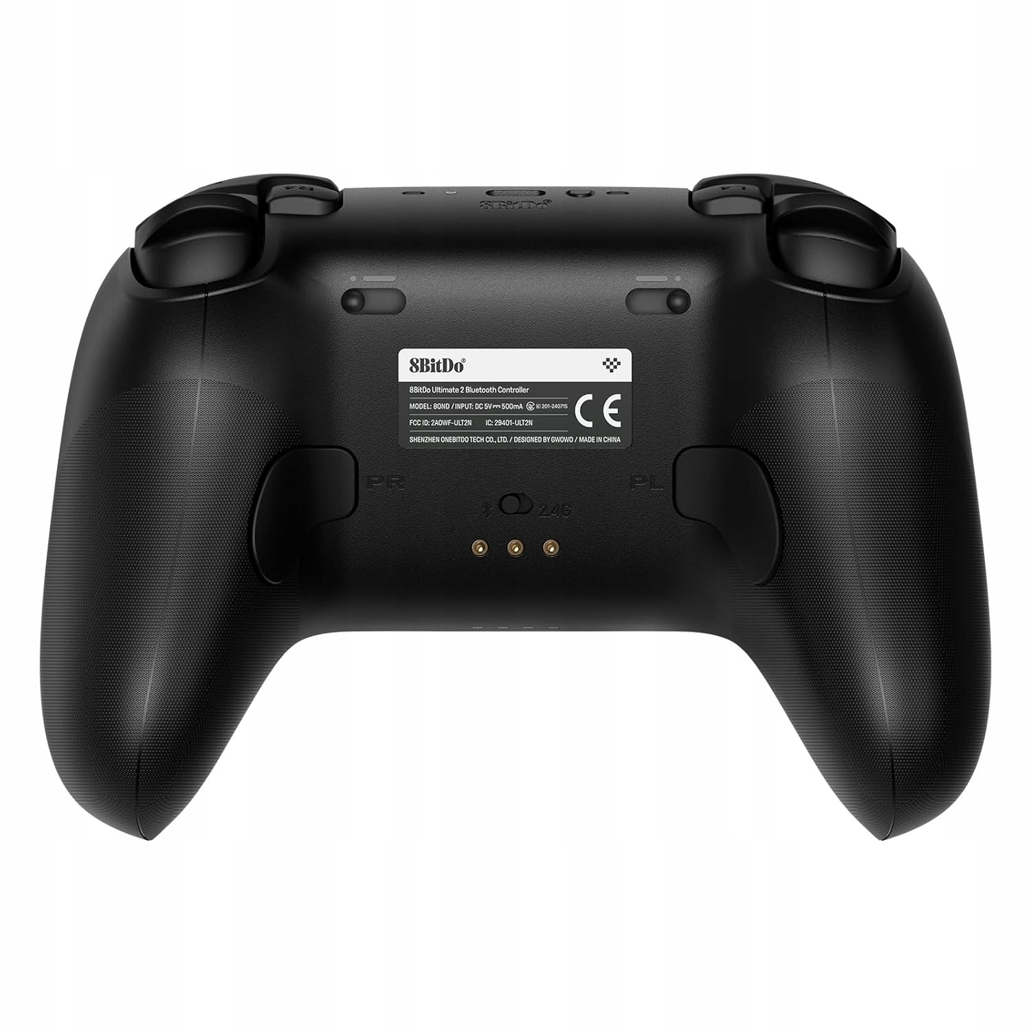 Vista posteriore di un controller di gioco 8BitDo nero con testo e contatti di ricarica.