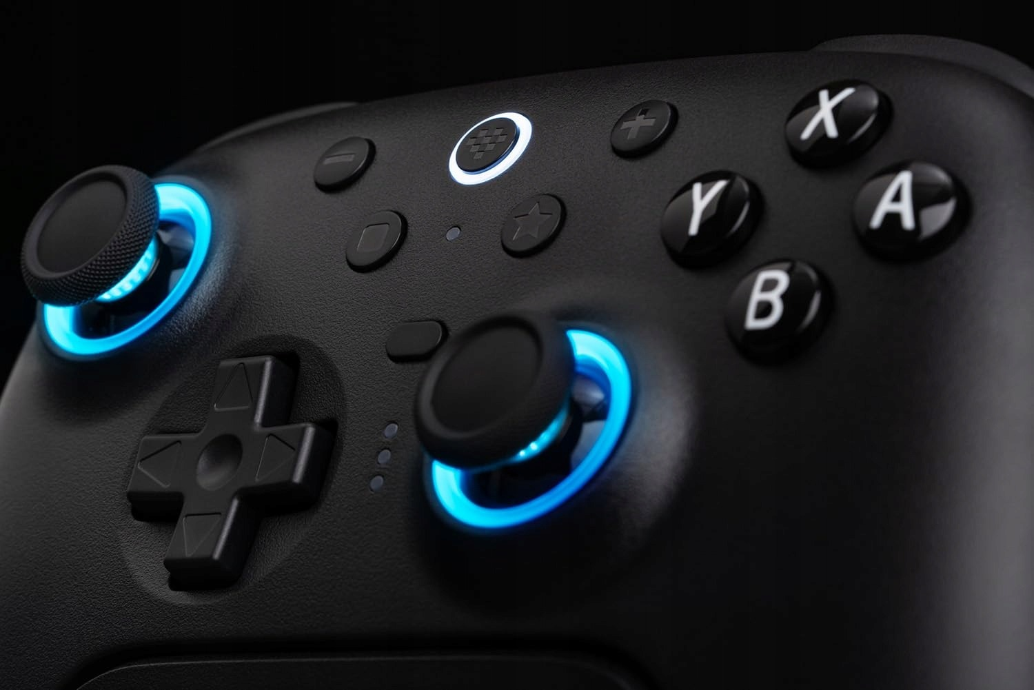 Controller di gioco nero con accenti luminosi blu e pulsanti.