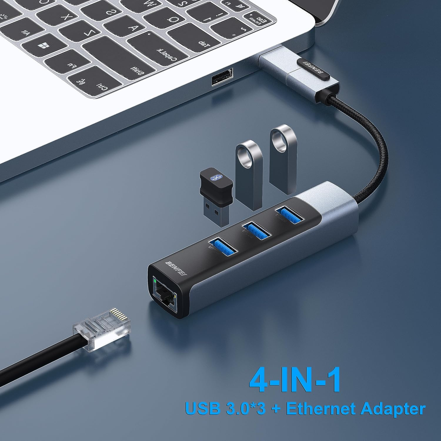 Ein USB-C-Hub mit drei USB-3.0-Ports und einem Ethernet-Anschluss, angeschlossen an einen Laptop.