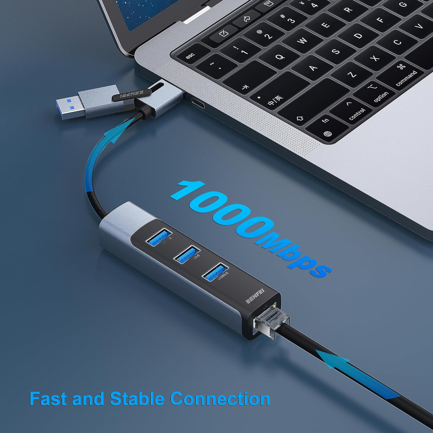 Ein USB-Hub ist an einen Laptop angeschlossen, der 1000 Mbps anzeigt.