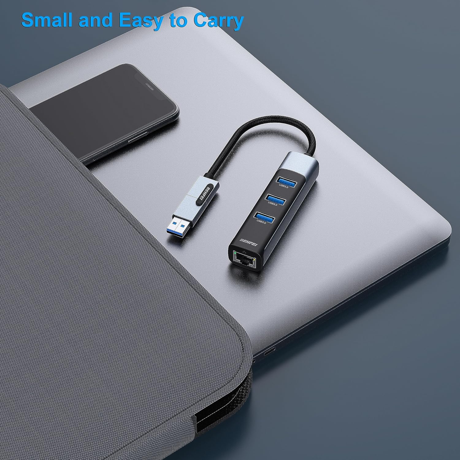 USB-Hub mit Ethernet-Anschluss und USB-A-Anschluss auf einem Laptop mit Telefon.
