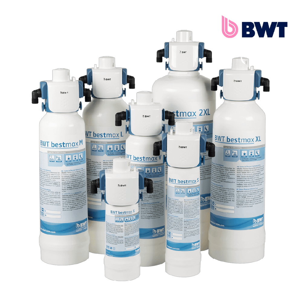 Diversi filtri per l'acqua BWT bianchi con teste blu e bianche, su sfondo bianco.