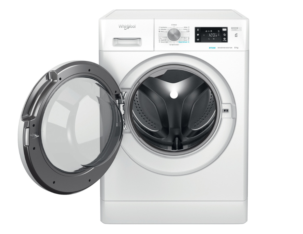 Lavatrice bianca Whirlpool con porta aperta, tamburo e pannello.