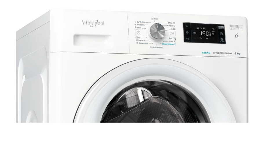 Una lavatrice Whirlpool bianca con display digitale e selettore programmi.