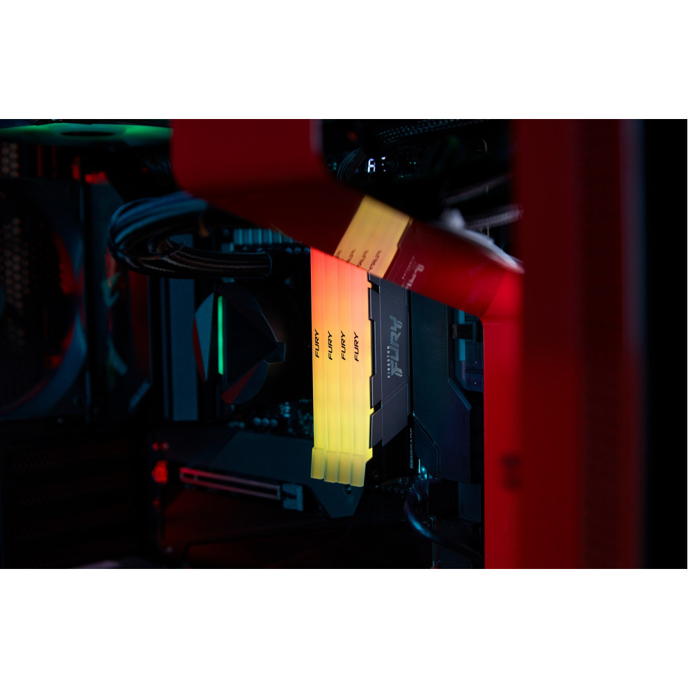 Moduły RAM z podświetleniem RGB w odcieniach żółto-pomarańczowych w komputerze.