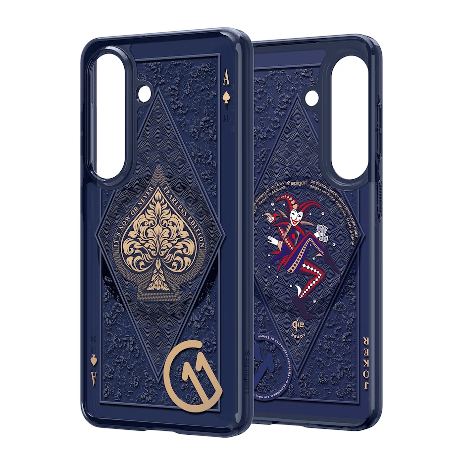 Dunkelblaue Handyhüllen mit Karo- und Joker-Motiven. Goldene Akzente.
