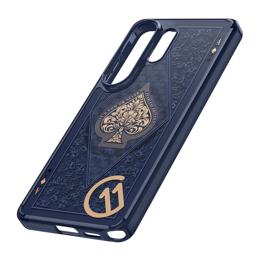 Eine dunkelblaue Handyhülle mit goldenem Spaten-Design und der Zahl 11.
