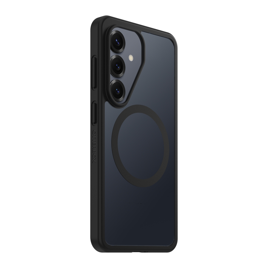 Schwarzes Handy-Case mit Magnetring und drei Kameralinsen auf transparentem Hintergrund.