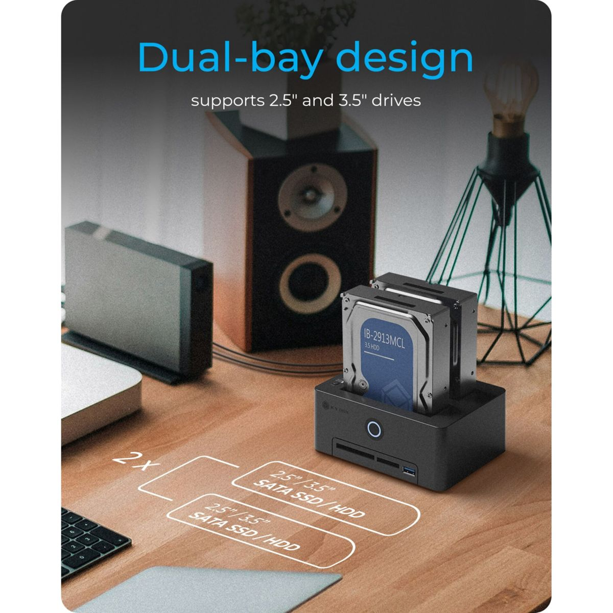 Un boîtier de disque dur double baie avec deux disques de 3,5 pouces sur un bureau en bois.