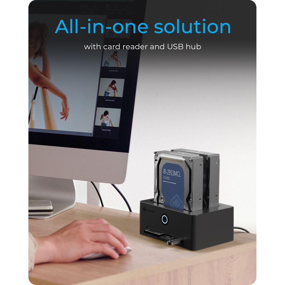 Un ordinateur avec station d'accueil pour disque dur, carte et hub USB.