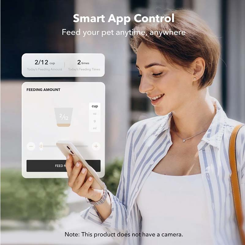 Donna usa app su telefono per controllare distributore cibo. App mostra quantità e orari.