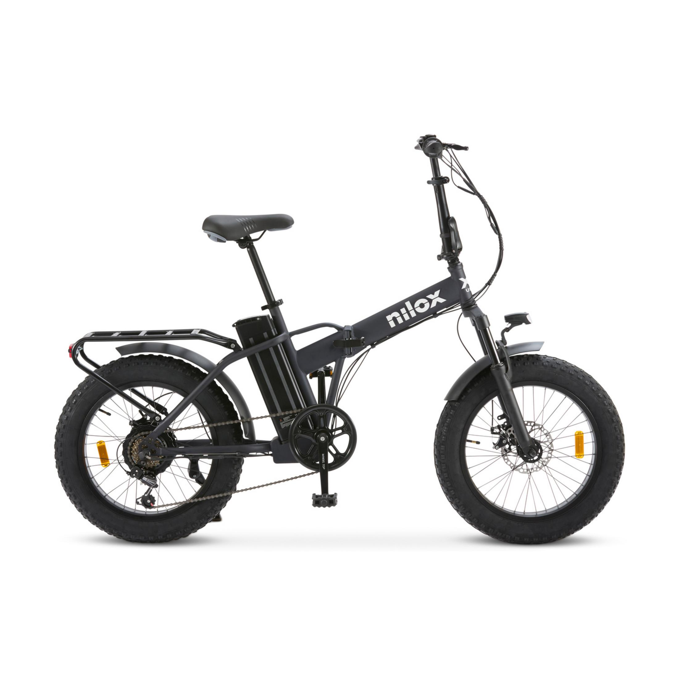 Una e-bike pieghevole nera con pneumatici larghi e portapacchi.