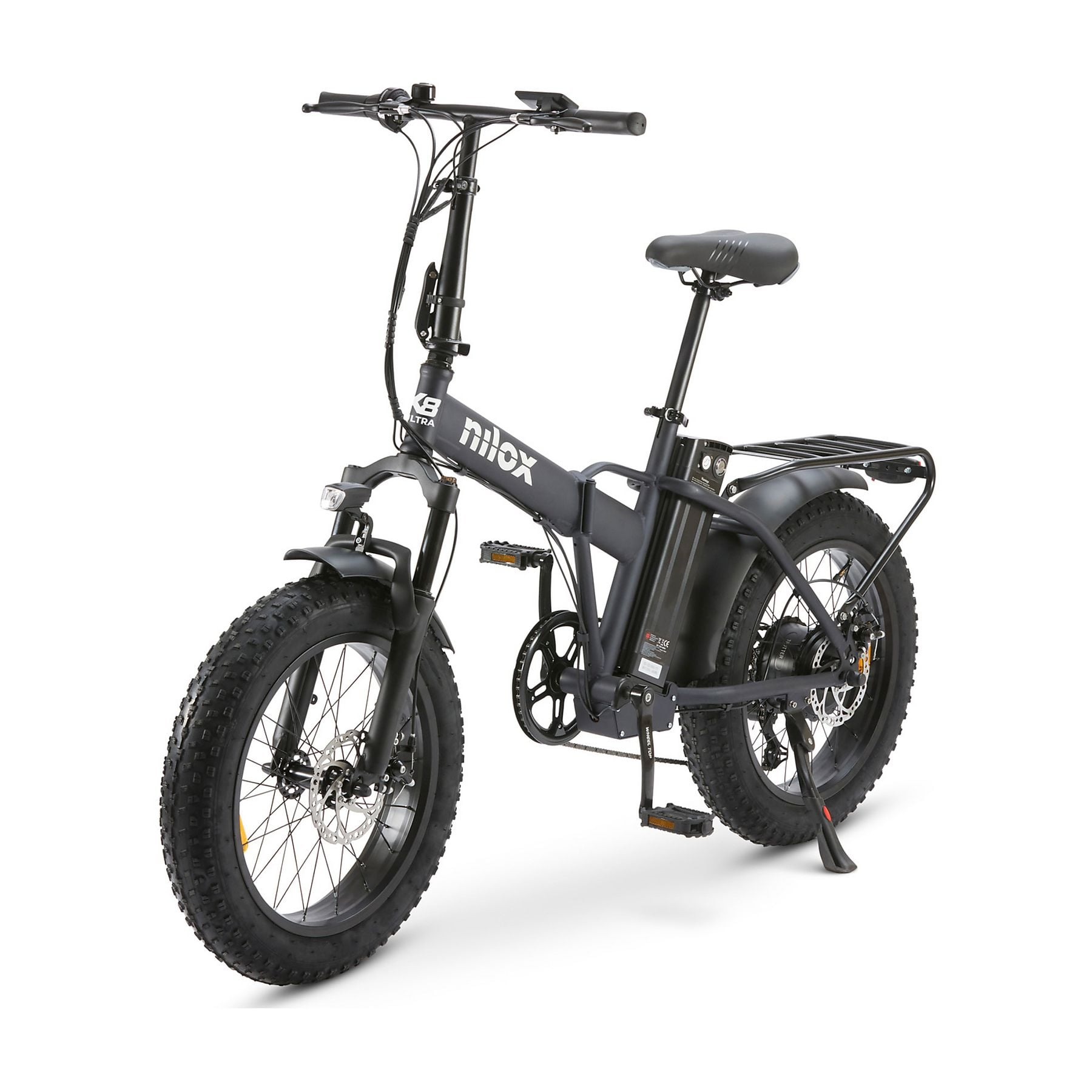 Una e-bike pieghevole nera con copertoni larghi e portapacchi posteriore in studio.