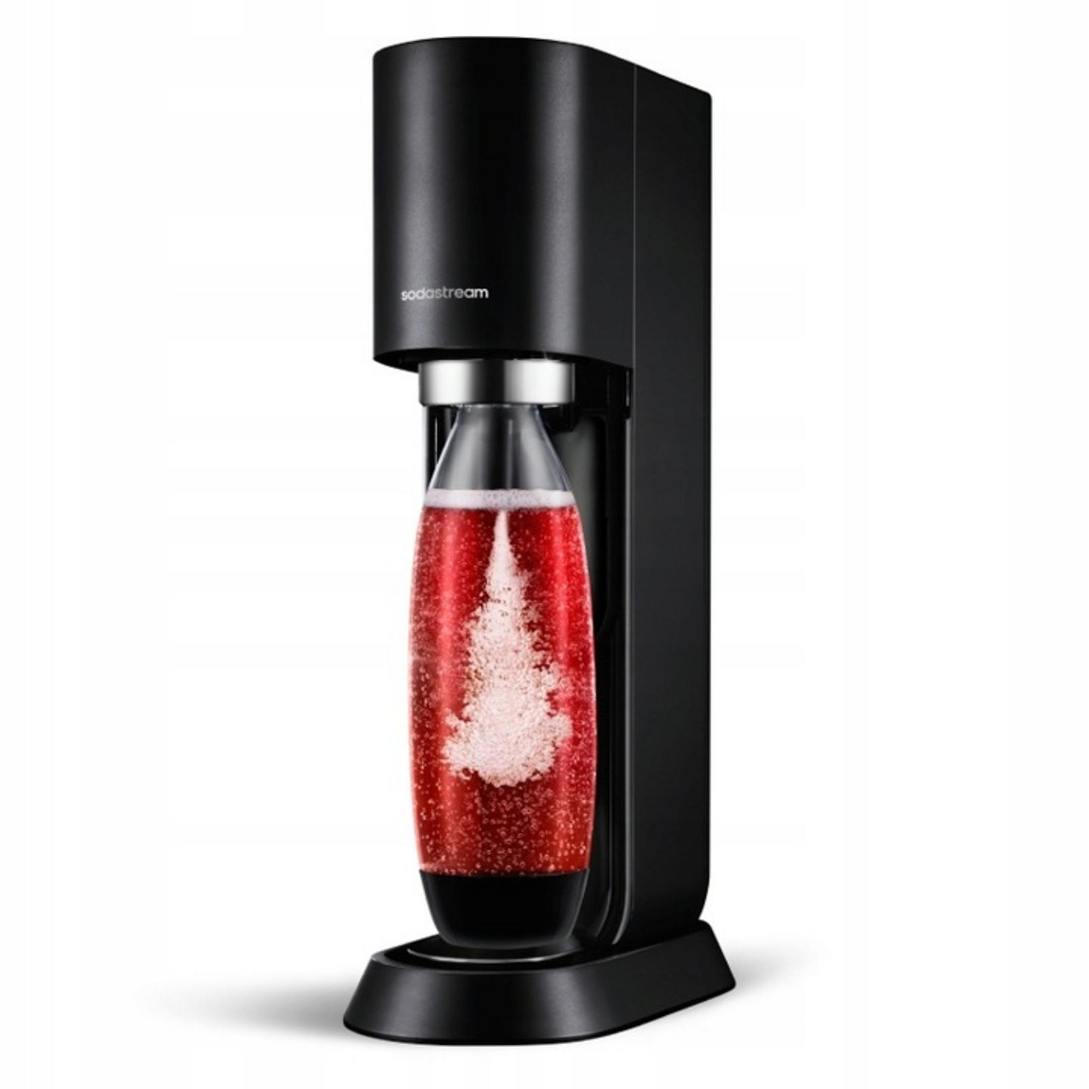 Una SodaStream nera con bevanda rossa frizzante in una bottiglia.