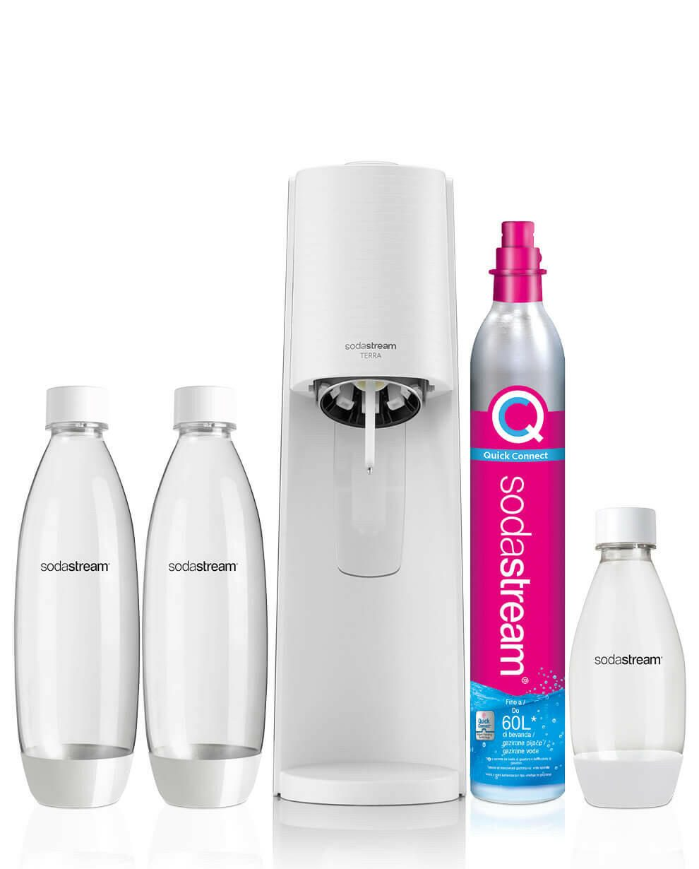 Un gasatore d'acqua Sodastream Terra bianco con tre bottiglie e un cilindro di gas.