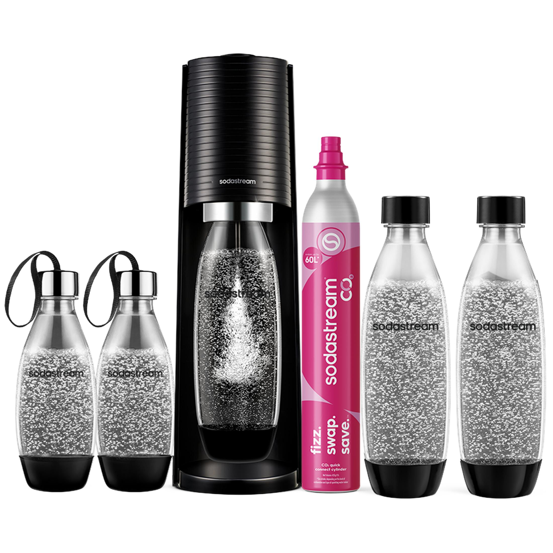 Una macchina SodaStream con quattro bottiglie e un cilindro di CO2.