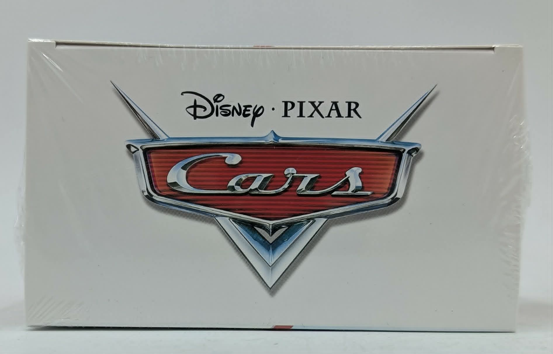 Das Logo von Disney Pixar Cars auf einer weißen Schachtel.