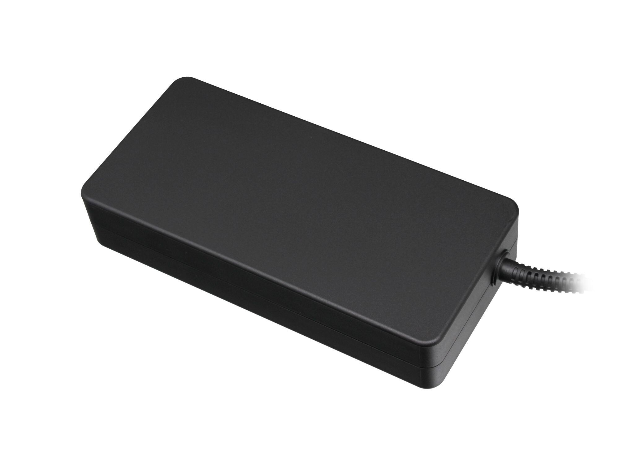 Ein schwarzer rechteckiger Laptop-Netzteiladapter mit einem Kabel.