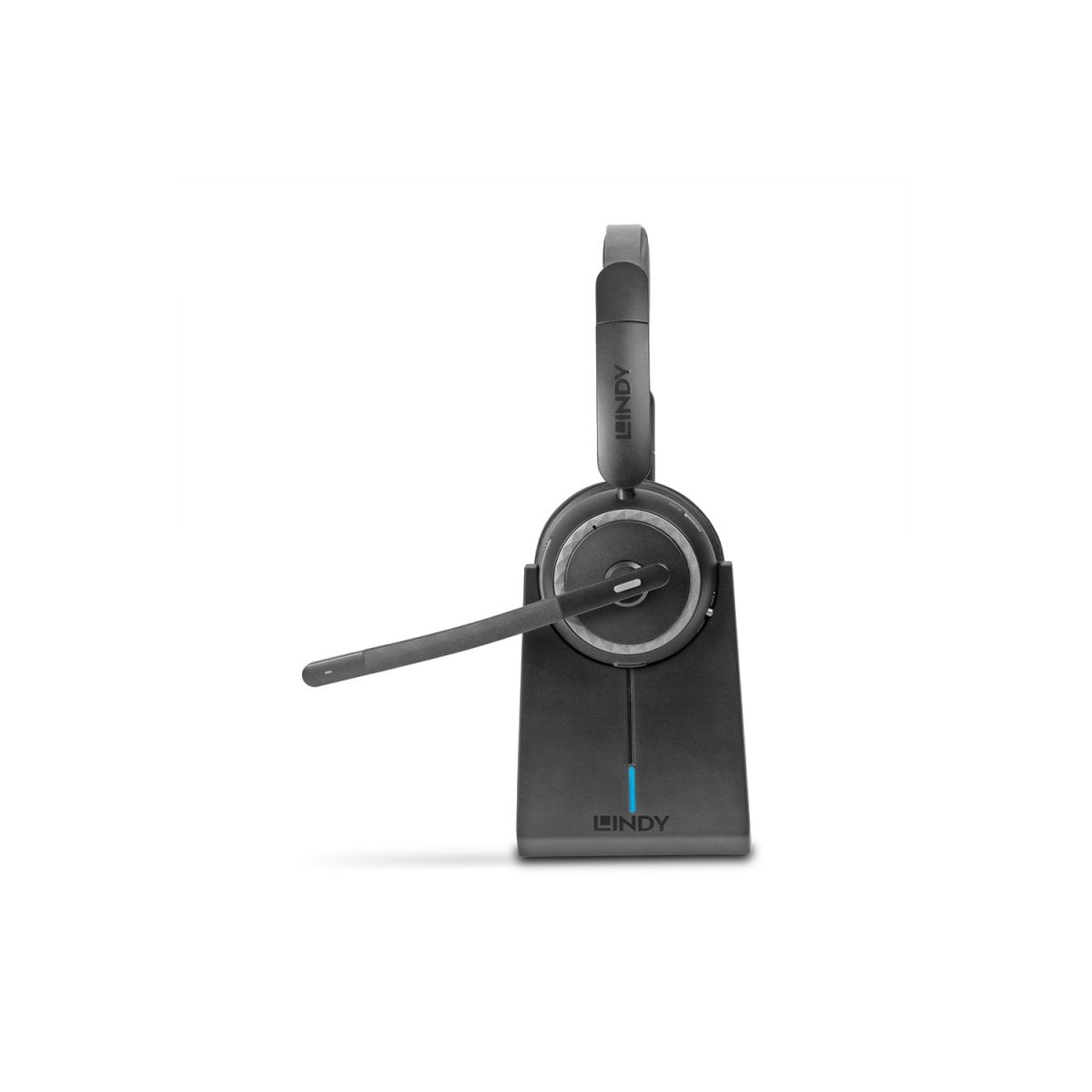 Un auricular negro con micrófono descansa sobre una base de carga con logo LINDY.